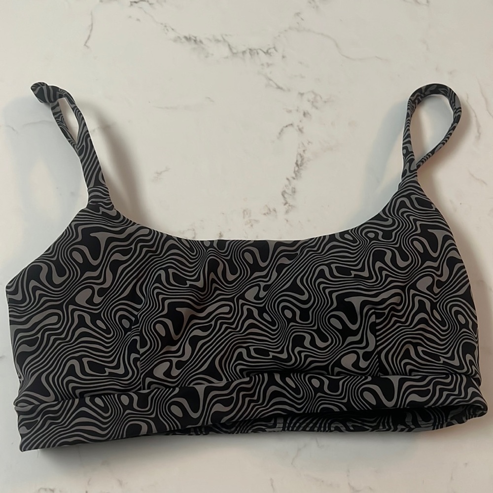 Sports bra with removable pads